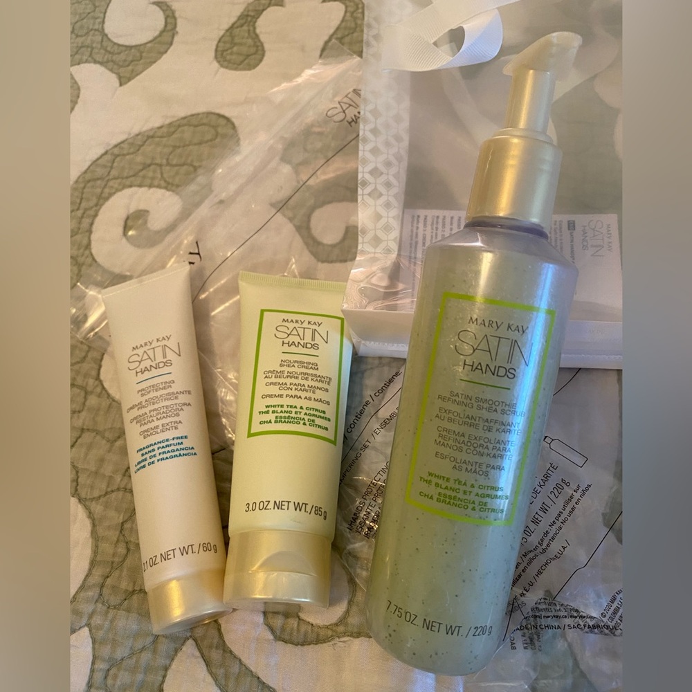 Mary Kay Satin Hands Skincare Set - White and Green